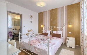 3 dormitorios, cuna de viaje, wifi gratis y ropa de cama