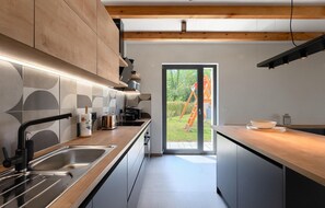 Køleskab, ovn, opvaskemaskine, kaffe-/temaskine