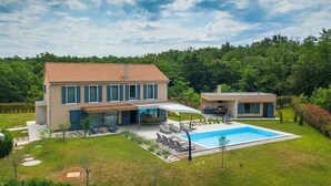 A modern two-story house with a swimming pool, outdoor seating, and a well-maintained garden. - Amazing home in Vizinada (Vizinada)