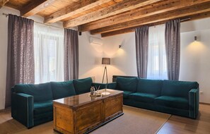 Fernseher, Kamin, DVD-Player, Tischfußball