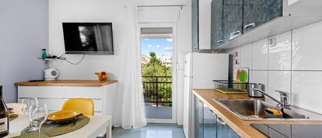 Een koelkast, een oven, een kookplaat