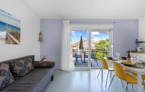 TV - Nice apartment in Pirovac with kitchen (Pirovac)