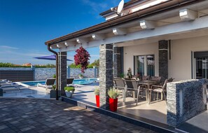 Outdoor dining - Beautiful home in Pula (Pula)