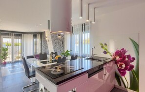 Een koelkast, een oven, een vaatwasser, een koffiezetapparaat/waterkoker