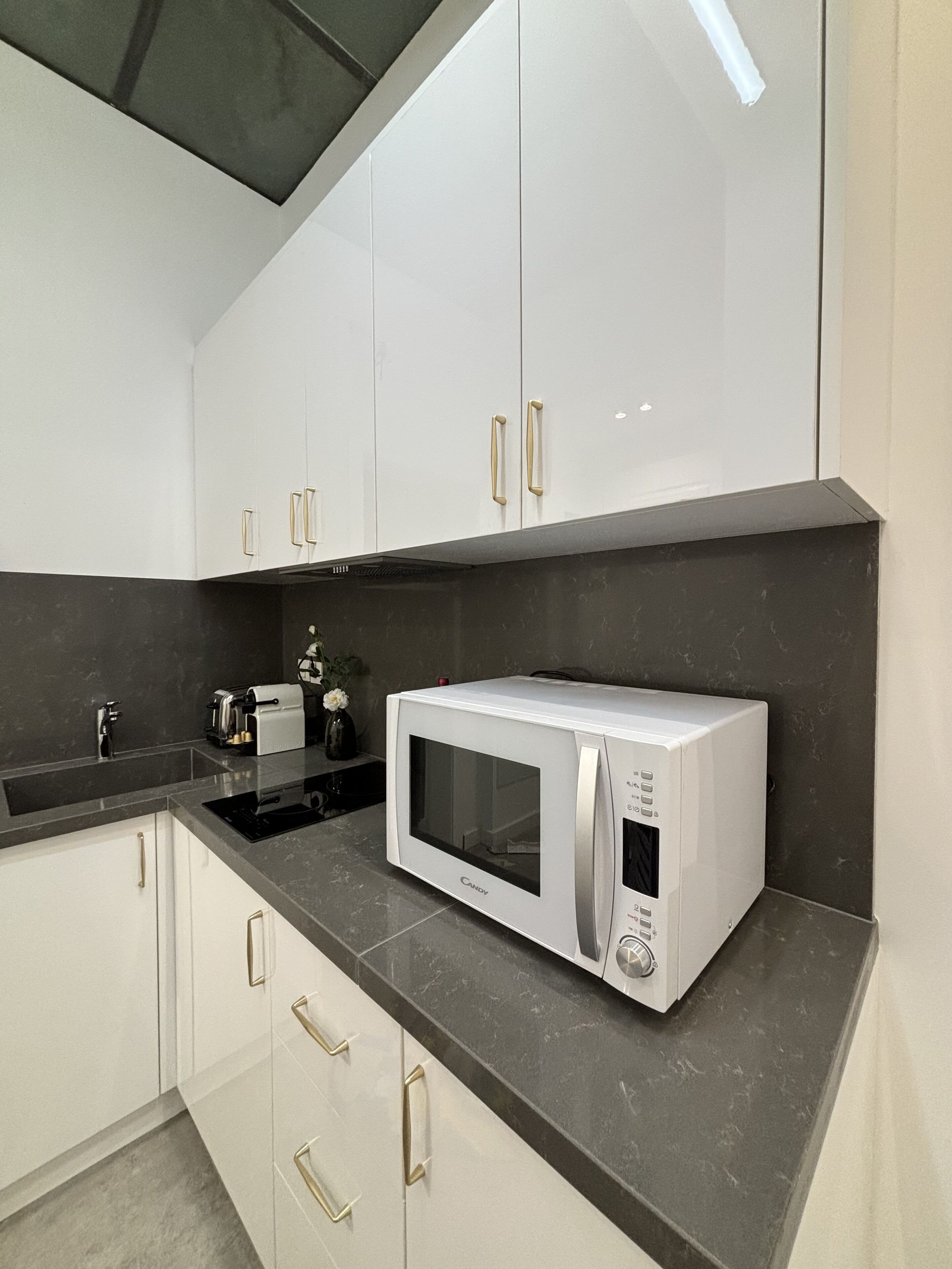 Een microgolfoven, een oven, een waterkoker, kookgerei, borden en bestek