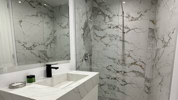 SĂšche-cheveux, serviettes fournies, savon, papier toilette