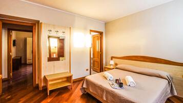 3 camere, culla da viaggio, lenzuola