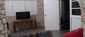 Ella villa Negril Jamaica relaxing peaceful swimming pool and 20min from beach!