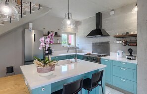 Kjøleskap, ovn, oppvaskmaskin og kaffetrakter/tekoker