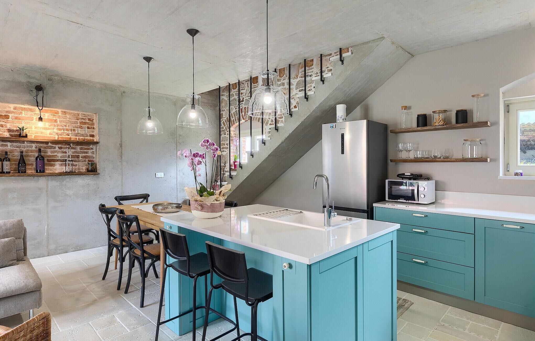 Fridge, oven, dishwasher, coffee/tea maker