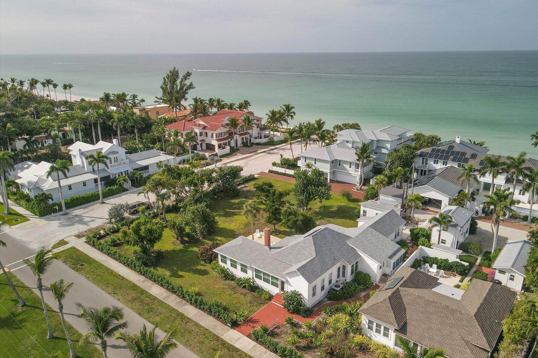 Gilchrist Manor - 6 BR historic beach house steps from beach and town!