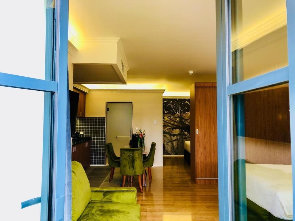 Grand kamer | Een kluis op de kamer, een bureau, een laptopwerkplek