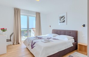 4 bedrooms, in-room safe, travel cot, free WiFi - Stunning home in Porec (Porec)