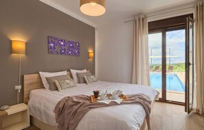 3 quartos, berço de viagem, Wi-Fi de cortesia, roupa de cama