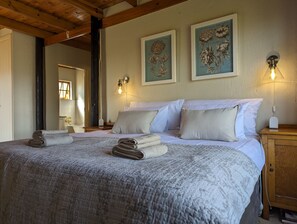 3 habitaciones, tabla de planchar con plancha, wifi y ropa de cama