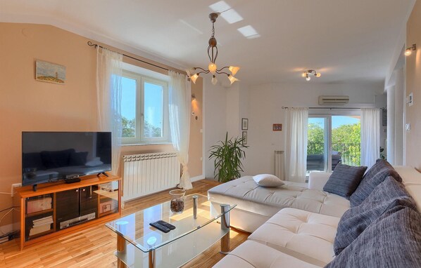Fernseher, Kamin, DVD-Player, Stereoanlage