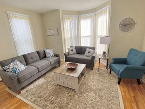 Living area - Charming Family Retreat - 15 min to Nauvoo & Carthage (Hamilton)