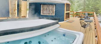 ARROWLEAF LUXURY YURT NEAR LAKE PEND OREILLE