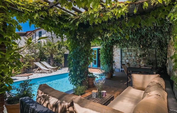 حمّام سباحة مُدفَّأ