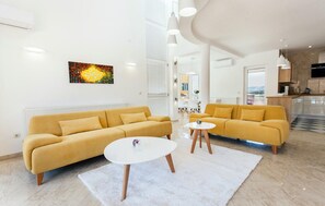 TV, peis, fotballspill og bordtennis