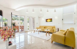 TV, peis, fotballspill og bordtennis