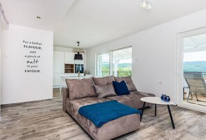 TV, fireplace, stereo