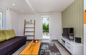 TV, fireplace, stereo