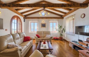 Tv, eldstad, dvd-spelare och en stereo