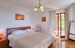 4 bedrooms, travel crib, free WiFi, bed sheets - Awesome home in Opatija with sauna (Opatija)