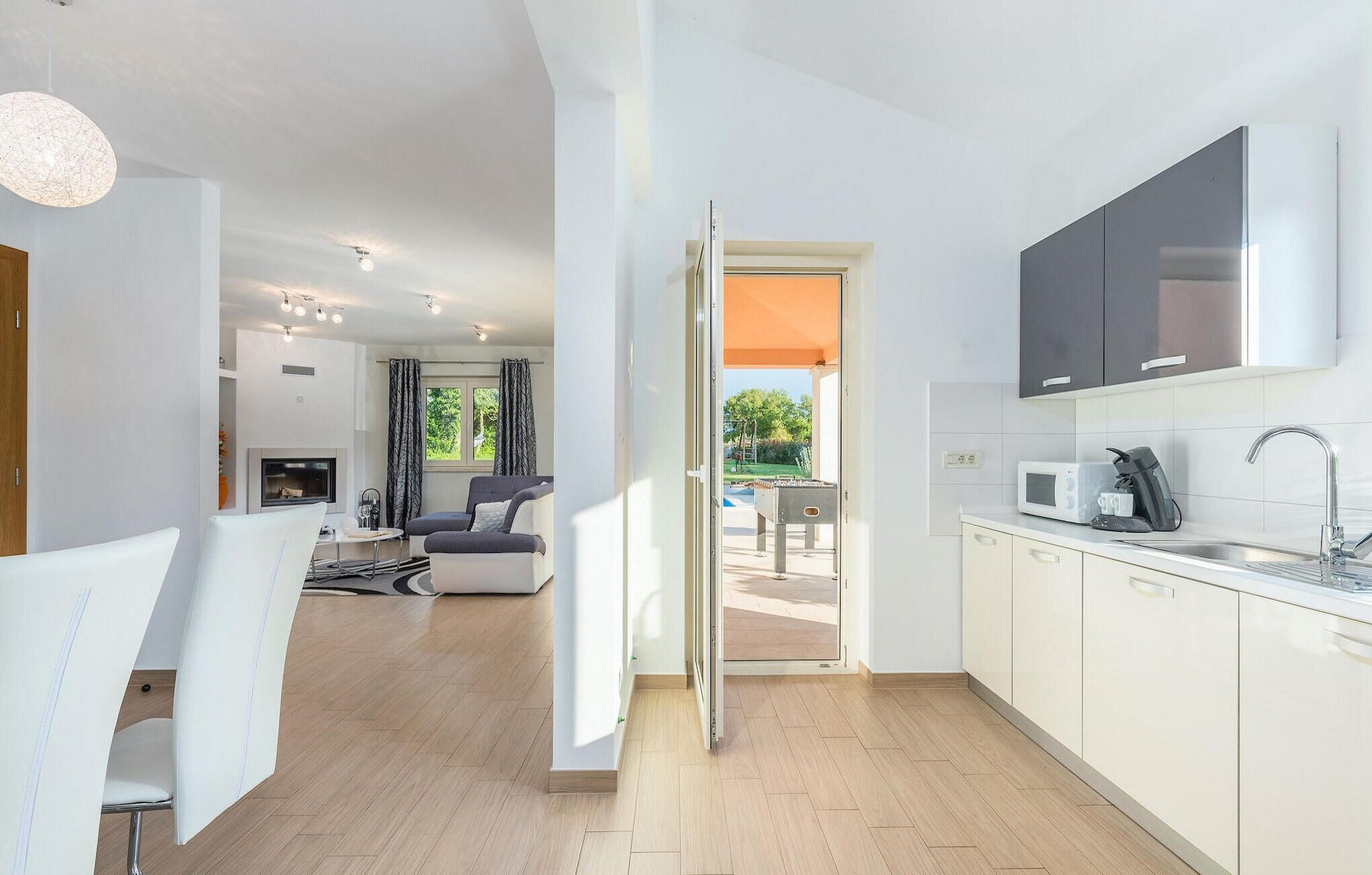 Jääkaappi, uuni, astianpesukone, kahvin-/teenkeitin