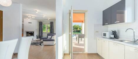 Jääkaappi, uuni, astianpesukone, kahvin-/teenkeitin