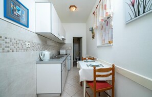Kühlschrank, Mikrowelle, Herdplatte, Wasserkocher mit Kaffee-/Teezubehör