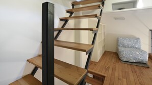 Eine moderne Treppe mit Holzhäuschen und schwarzen Metallgeländern.