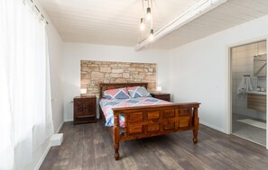 3 bedrooms, travel crib, free WiFi, bed sheets