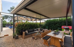 Outdoor dining - Awesome home in Novigrad (Novigrad)