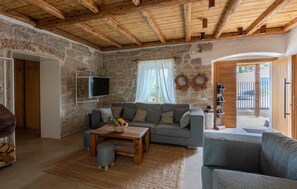 Fernseher, Kamin, Tischfußball