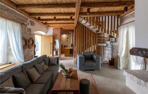 Fernseher, Kamin, Tischfußball