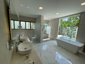 Bruser, hårtørrer, håndklæder, Sæbe