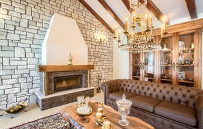 TV, peis, DVD-spiller og bordtennis