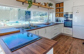 Réfrigérateur, plaque de cuisson, cafetière/bouilloire