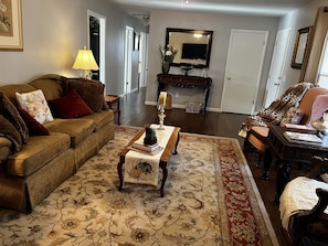 Living area - Kaylee's Cottage outside Springfield Missouri near fairgrounds and nature trail (Springfield)