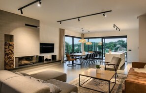 TV, lareira, mesa de pingue-pongue, aparelho de som