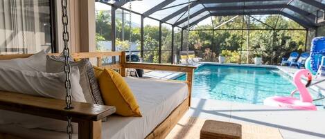 Una piscina al aire libre, una piscina climatizada