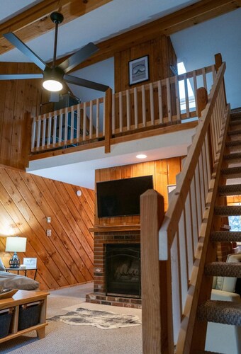 Cozy 3br condo @West Dover Vt. Heated pool, tennis, pickleball and pool table. 