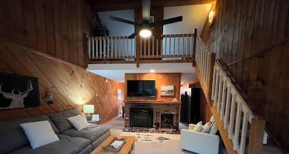 Cozy 3br condo @West Dover Vt. Heated pool, tennis, pickleball and pool table.
