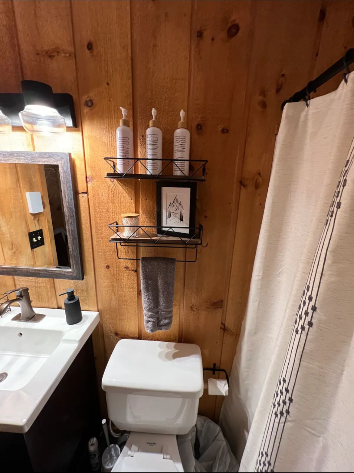 Suihku, hiustenkuivaaja, pyyhkeet, saippua