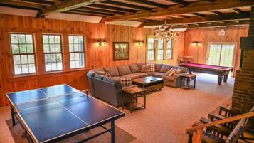 Smart TV, lareira, mesa de pingue-pongue