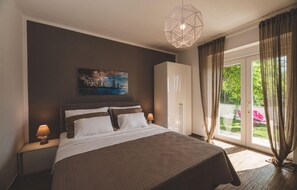 4 bedrooms, travel crib, free WiFi, bed sheets - Pet friendly home in Jadranovo (Jadranovo)