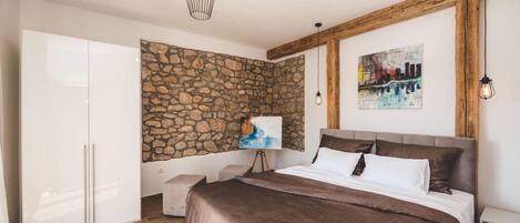 4 bedrooms, travel cot, free WiFi, bed sheets