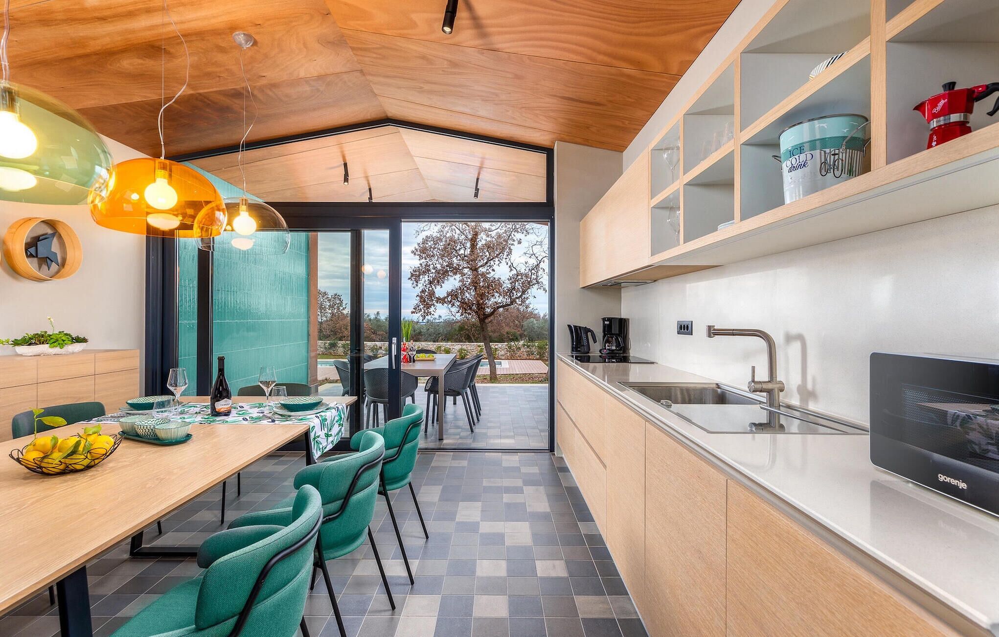 Réfrigérateur, four, lave-vaisselle, cafetière/bouilloire